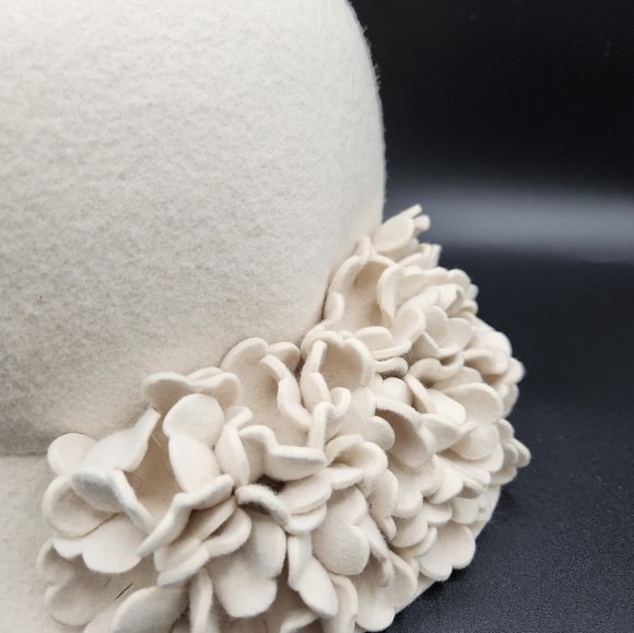 Holt Renfrew Woman's Wool hat 21 inch crown measurements. - Picture 6 of 8